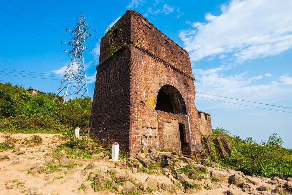 Hai Van Gate is a historic relic that once marked the natural boundary between Dai Viet (ancient Vietnam) and the Champa Kingdom (Source: Freepik)